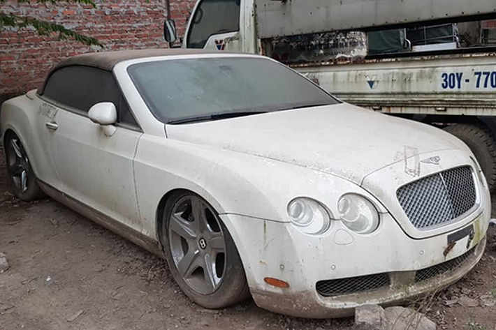 Trong ảnh là chiếc siêu xe sang Bentley Continental Flying Spur màu trắng bị chủ nhân vứt xó tại một bãi xe ở Hà Nội, các chi tiết của chiếc x e siêu sang này còn gần như nguyên bản. Cùng với đó là một lớp bám bụi khá dầy được phủ lên kính và trần xe, gây nhiều tiếc nuối cho những người yêu và đam mê xe tại Việt nam cũng như thế giới.