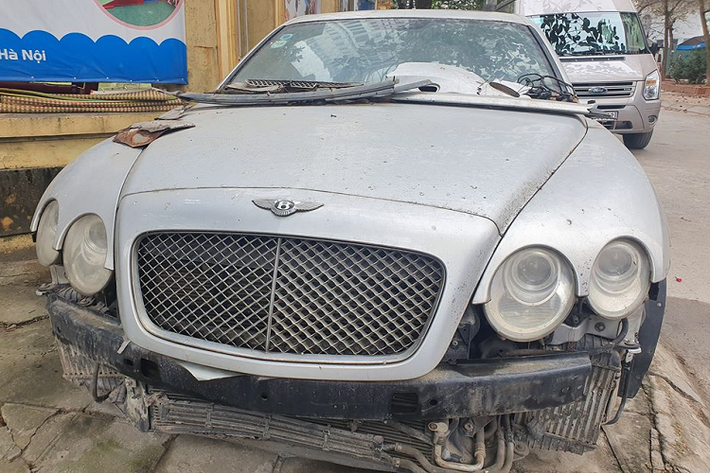 Ngoài chiếc xe siêu sang Bentley Continental Flying Spur này, trong vài năm qua trên mạng xã hội cũng xôn xao khi xuất hiện hình ảnh của hàng loạt những chiếc Bentley "bỏ xó", đóng bụi dày đặc tại Hà Nội và các tỉnh thành ở Việt Nam.