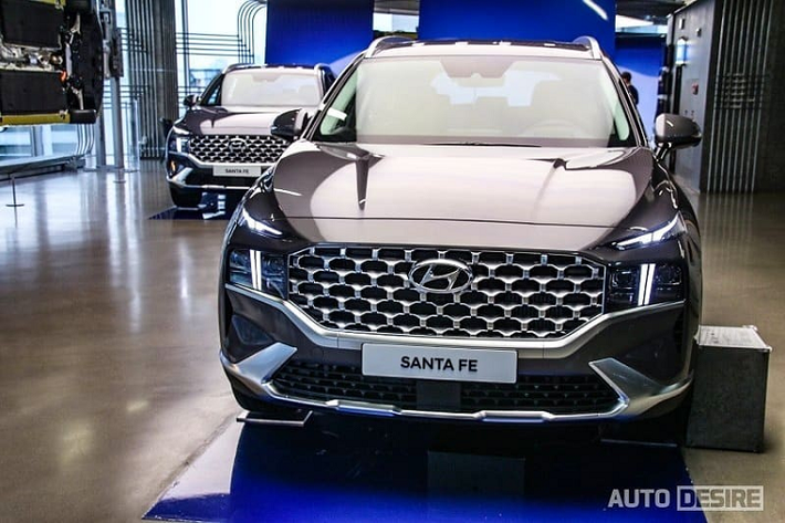 Qua hình ảnh, có thể thấy Hyundai SantaFe 2021 mới bản N Performance Kit được sơn màu đen toàn thân với một số điểm nhấn màu vàng tương phản như viền nối giữa 2 cụm đèn pha và ôm lấy lưới tản nhiệt hoặc viền trên cản trước/cản sau. Ngoài ra, xe còn được trang bị lưới tản nhiệt khác biệt so với bản tiêu chuẩn. Theo đó, xe đi kèm lưới tản nhiệt với những nan dày dặn nằm dọc sơn màu đen phối vàng, tạo thiết kế "tông xuyệt tông". Bên dưới lưới tản nhiệt là thiết kế cản trước mới, theo phong cách thể thao và hầm hố hơn.