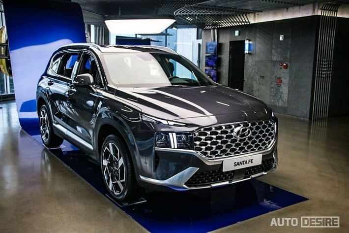 Dự đoán, Hyundai SantaFe N Performance chỉ được cải tiến về thiết kế nhưng lại dùng động cơ giống bản thường. Tại thị trường Hàn Quốc, SantaFe 2021 dùng động cơ diesel SmartStream 4 xi-lanh, dung tích 2,2 lít, kết hợp cùng hộp số tự động ly hợp kép 8 cấp. Động cơ này tạo ra công suất tối đa 202 mã lực và mô-men xoắn cực đại 441 Nm đồng thời chỉ tiêu thụ lượng nhiên liệu trung bình 14,2 km/lít (khoảng 7 lít/100 km).