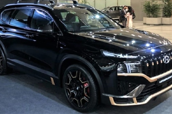 Trong thời gian qua, cánh săn ảnh đã bắt gặp phiên bản được cho là N-Line của mẫu SUV 7 chỗ SantaFe trên đường thử. Đến sự kiện ra mắt phiên bản facelift của mẫu SUV 7 chỗ này tại Hàn Quốc vào hôm 30/6/2020, Hyundai đã bất ngờ trưng bày một chiếc xe khiến nhiều người liên tưởng đến Santa Fe N-Line. Chiếc xe được trưng bày trong sự kiện này được là Hyundai SantaFe N Performance mới. Theo một người tham gia sự kiện, xe sẽ được bán ra thị trường vào cuối năm nay.