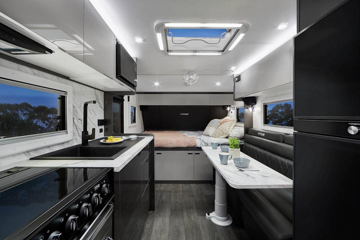 Vẻ ngoài vạm vỡ rắn rỏi, vậy còn bên trong thì sao? Nội thất của Off Grid phải nói là cực kỳ xa hoa, bao gồm một số trang bị phần cứng cao cấp và đồ nội thất nguyên sơ. Nhà sản xuất có đưa ra tổng cộng 10 sơ đồ sàn công thái học với chiều dài đa dạng từ 5 – 7,1 mét để phù hợp nhu cầu cá nhân của mỗi khách hàng.