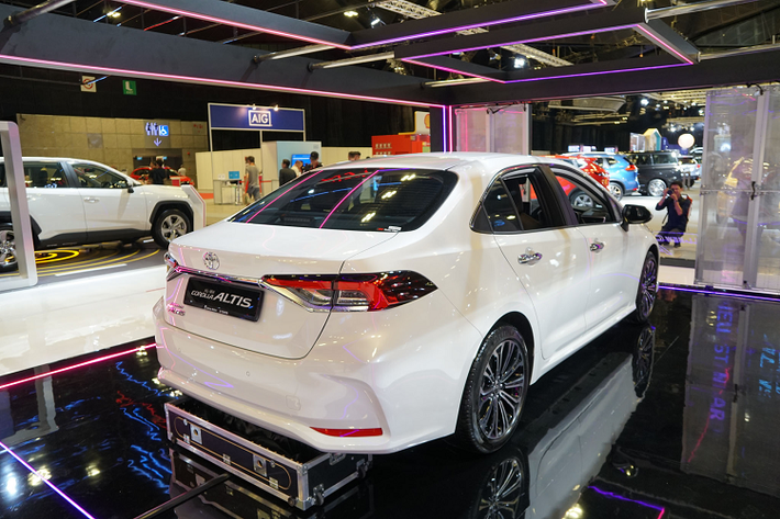 Toyota Corolla Altis từng là mẫu xe không có đối thủ trong phân khúc sedan hạng C tại thị trường Việt, tuy nhiên những năm gần đây doanh số của Corolla Altis ngày một sụt giảm và “đuối sức” trước các đối thủ như: Mazda3, Kia Cerato hay Hyundai Elantra. Có thể nói, Corolla Altis hiện tại đã đánh mất vị thế độc tôn tại Việt Nam.