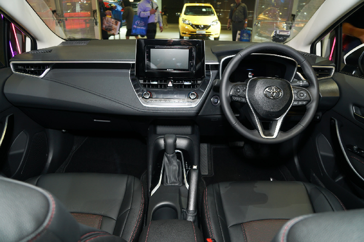 Nội thất Corolla Altis mới cũng được Toyota “đập đi xây lại” tái thiết kế mọi thứ từ ghế ngồi, thiết kế bảng táp-lô trung tâm cho đến cửa gió điều hoà.