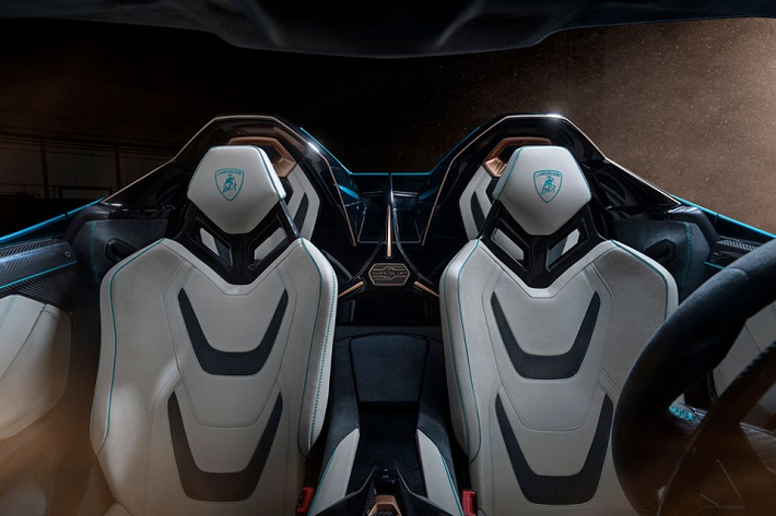 Lamborghini Sián Roadster không chỉ là phiên bản của Lamborghini Sián Coupe bỏ đi chiếc mui cứng, thay vào đó, hãng siêu xe Ý phải thiết kế để mẫu xe này đảm bảo tính khí động học, vẻ đẹp và cả sức mạnh của xe không thay đổi quá nhiều so với bản Coupe. Ở ngoại hình, Lamborghini Sián Roadster sở hữu thiết kế mui xe và nắp máy phía sau khác so với bản Coupe.