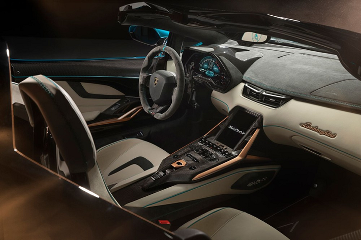 Dù giá bán có cao chót vót, nhưng có một điều chắc chắn rằng hãng siêu xe Ý chỉ ra mắt Lamborghini Sián mui trần cho vui vì 19 chiếc được sản xuất trên toàn thế giới đã nhanh chóng có khách hàng. Cũng không loại trừ là trong số 19 chủ nhân đặt mua Lamborghini Sián mui trần không thiếu các ông chủ giàu có của các đại lý siêu xe ở Đức, Anh hay thậm chí là Dubai, họ đặt mua để đẩy giá bán lại kiếm lời.