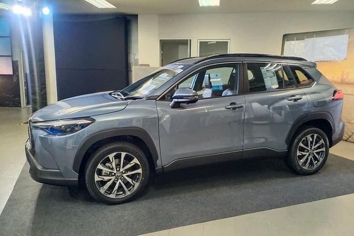 Toyota Corolla Cross 2021 mới đã chính thức được trình làng tại Thái Lan, với giá bán khởi điểm từ 31.800 USD (khoảng 740 triệu đồng) và với 4 phiên bản là 1.8 Sport, Hybrid Smart, Hybrid Premium và Hybrid Premium Safety. Trước sức hút của Corolla Cross hoàn toàn mới, các đại lý Toyota Việt Nam đã lập tức nhận đặc cọc cho mẫu xe này cùng lời cam kết xe sẽ về nước trong tháng 8 tới.