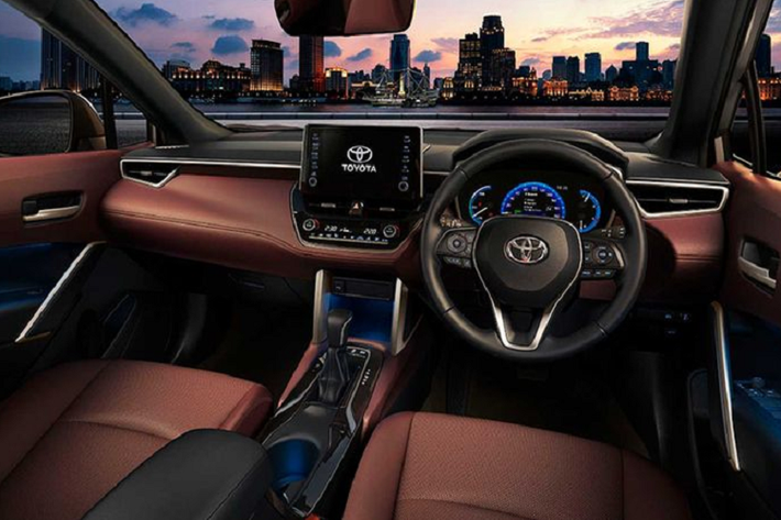 Đối với nội thất, từ bố cục đến trang bị, cabin của Corolla Cross 2021 giống hệt với bản Corolla hatchback. Cụ thể, xe có vô lăng 3 chấu đa chức năng, màn hình LCD lớn phía sau và màn cảm ứng kích thước 9 inch đặt nổi, tương thích Apple CarPlay và Android Auto.