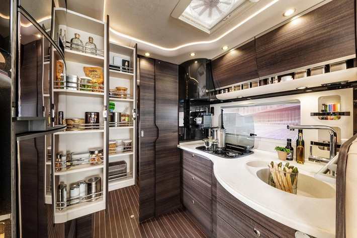 Mẫu motorhome này còn có lắp đặt một giường ngủ cỡ lớn và một phòng tắm kiểu spa mà có thể trang bị thêm tùy chọn “vòi hoa sen rừng nhiệt đới”. Đương nhiên, người có thể thoải mái lựa chọn trang bị trên xe cho phù hợp khẩu vị của họ, và những biến bản cao cấp hơn sẽ có thêm chi tiết trang trí bằng gỗ óc chó và da xịn.