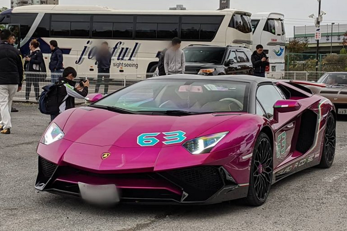 Được giao đến cho chủ nhân tại Nhật Bản vào năm 2017, đây là chiếc Lamborghini Aventador SV Roadster cuối cùng lăn bánh khỏi nhà máy tại Sant’Agata Bolognese. Để đánh dấu sự kết thúc của một dòng xe, Lamborghini, Ad Personam và đặc biệt là chủ xe – một nữ doanh nhân đến từ Nhật Bản, đã cùng nhau tạo nên một chiếc xe độc nhất vô nhị.