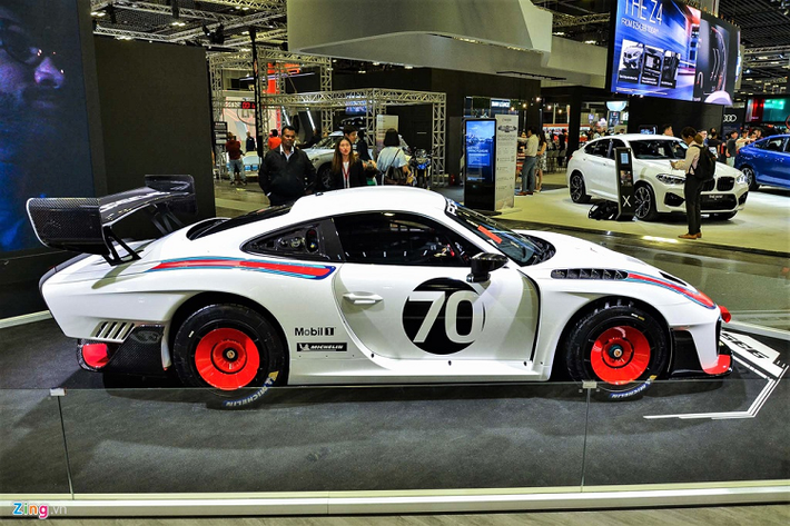 Porsche 935 có nội thất chỉ với một chỗ ngồi, tuy nhiên khách hàng có thể bỏ thêm số tiền khoảng 10.000 USD để lắp thêm ghế phụ. Xe chỉ được sản xuất đúng 77 chiếc với mức giá xe Porsche 935 mới từ 786.000 USD (tương đương 18,1 tỷ đồng).