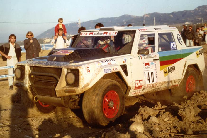 Để biến ba chiếc Lamborghini LM002 hàng độc sang trọng phù hợp hơn với những cuộc đua khắc nghiệt trên sa mạc, Lamborghini đã thuê một đội kỹ sư riêng biệt để làm nhẹ mẫu xe, cùng với đó là tăng cường sức mạnh với 600 mã lực cũng như gia cố hệ thống treo, thùng xăng. Đáng tiếc thay, khi cả ba chiếc xe đang được chuẩn bị đến những công đoạn cuối cùng cho cuộc đua năm đó, Lamborghini lại lâm vào tình cảnh thiếu hụt ngân sách và phải tạm dừng.