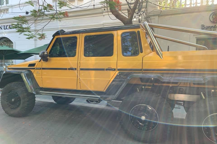 Trước đó, chiếc SUV hạng sang chuyên off-road này đã bất ngờ lăn bánh trên đường phố dải đất hình chữ S lần đầu tiên sau 1 năm lộ ảnh về Việt Nam. Khi đó, chiếc Mercedes-Benz G63 AMG 6x6 lăn bánh trên các con đường tại thủ đô Hà Nội.