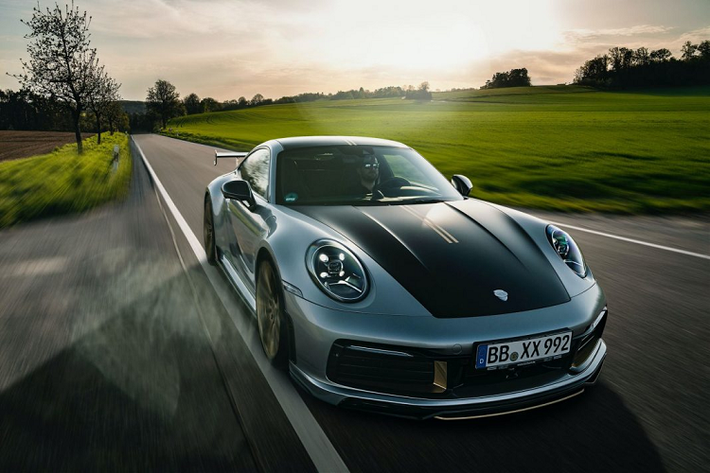 Hệ thống ống xả mới của TechArt cung cấp cho siêu xe Porsche 911 (992) Carrera được làm hoàn toàn bằng titan, vì thế, nó sẽ nhẹ hơn bộ ống xả nâng cấp được làm bằng thép không gỉ khoảng 40% và có thể lắp đặt một cách dễ dàng ngay khi mua về.