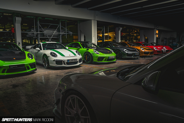 Cả hai nơi này, chúng tôi đã có bài viết trên Speedhunters, và nếu vội thì chỉ cần khoảng nửa giờ với một cốc cà phê nóng trên tay cũng được. Hay là, dành tận nguyên một ngày, đi tham quan cả hai nơi. Thực ra bữa trưa ở bảo tàng Porsche Museum khá ngon đấy.