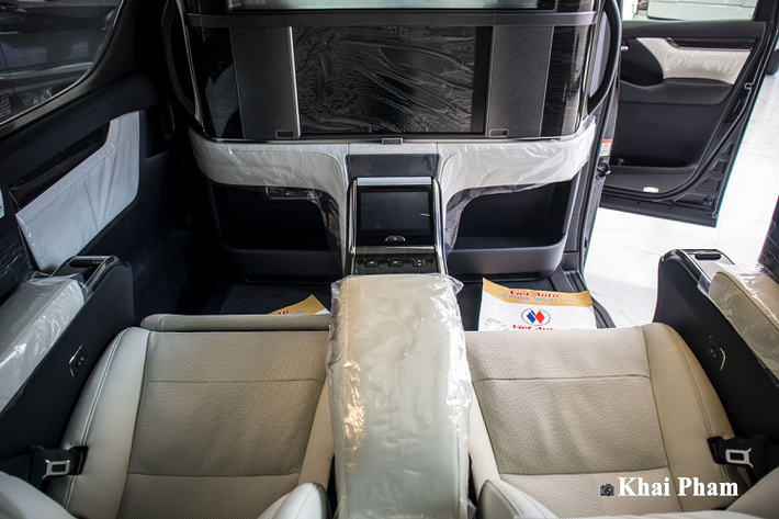 Lexus LM300h 2020 vẫn còn khá xa lạ với đại bộ phần người tiêu dùng Việt bởi đây không phải là dòng xe do TMV phân phối chính hãng. Dẫu vậy, thương hiệu xe sang Nhật Bản lại quyết định mở bán chính hãng dòng minivan hạng sang này. Được biết, xứ sở chùa vàng là điểm đến đầu tiên thuộc khu vực Đông Nam Á đón nhận Lexus LM300h, trong bối cảnh ưu tiên của Lexus tại đây vẫn là các dòng xe SUV và sedan.