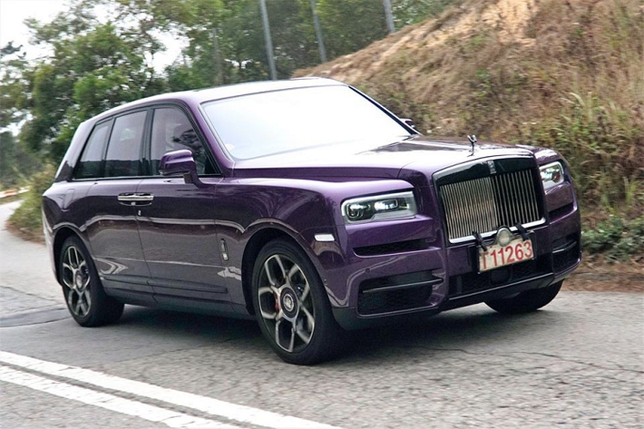 SUV siêu sang Rolls-Royce Cullinan không phải là cái tên quá xa lạ với giới nhà giàu tại Hồng Kông, gần đây, một đại gia ở Hương Cảng còn chọn mua Rolls-Royce Cullinan thuộc phiên bản Black Badge với những tuỳ chọn rất đặc biệt cả bên ngoài và nội thất theo chương trình cá nhân hoá của hãng xe siêu sang Anh quốc.