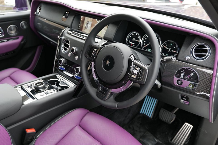 Chiếc SUV siêu sang Rolls-Royce Cullinan phiên bản Black Badge ở Hồng Kông còn có thêm tuỳ chọn bàn ăn rất ấn tượng. Điều này cho thấy hãng xe Anh quốc có thể mang bất cứ thứ gì chủ xe thích lên Cullinan. Giá xe Rolls-Royce Cullinan tiêu chuẩn là 6,9 triệu HKD (tương đương 26,66 tỷ đồng).