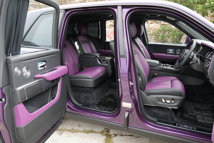 Màu tím tiếp tục được lựa chọn cho bên trong khoang lái của chiếc SUV siêu sang Rolls- Royce Cullinan phiên bản Black Badge ở Hồng Kông.