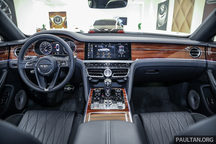 Ở bên trong, nội thất của Flying Spur 2020 được thiết kế sang trọng và tinh xảo khi được lắp ráp thủ công bởi hơn 200 nhân viên tại nhà máy Crewe, Anh. Bảng điều khiển của Flying Spur 2020 có nét tương đồng với Continental GT ở màn hình cảm ứng trung tâm 12,3 inch ẩn dưới lớp Veneer.