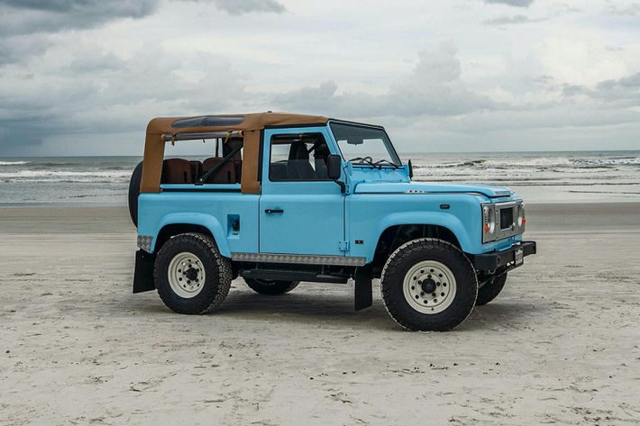 Do nhà độ không đề cập tới những nâng cấp của hệ dẫn động nên chiếc Defender này dường như vẫn sở hữu khối động cơ Turbo Diesel 4 xy lanh 2,5 lít ‘200Tdi’ nguyên bản với mức công suất 107 mã lực và mô-men xoắn cực đại 255 Nm. Cuối cùng và cũng là thông tin không mấy “vui vẻ”, nhà độ Arkonik sẽ chào giá xe Land Rover Defender 90s này lên tới 175.000 USD (hơn 4 tỷ đồng).