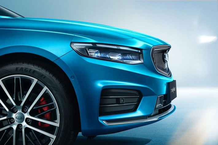 Tuy nhiên, các tỷ lệ thể thao và thanh lịch của xe phần lớn vẫn giữ nguyên như xe concept, khiến Preface mang dáng dấp của những chiếc sedan nhà Volvo hiện nay. Chiếc xe sản xuất vẫn dùng lưới tản nhiệt khá đặc biệt của mẫu xe concept, tấm lưới rộng, cao và thiết kế lõm vào trong trông rất thu hút, hiệu ứng này khiến logo Geely nổi lên vô cùng ấn tượng.