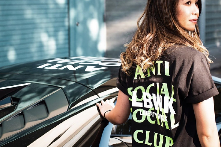 Và gần đây phải kể đến chính là lần cộng tác giữa hãng độ xe nổi tiếng Liberty Walk và hãng thời trang đường phố Anti Social Social Club (ASSC). Là một thương hiệu thời trang đến từ Mỹ, ASSC là một trong những lựa chọn phổ biến của giới trẻ với những mẫu thời trang mang tính biểu tượng của hãng.