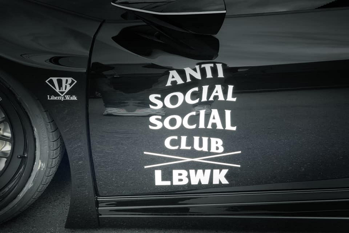 Đúng như tên gọi của hãng, “Liberty Walk” được hiểu theo nghĩa bóng là tự do nâng cấp chiếc xe của mình theo ý mình muốn. Chính vì thế mà những tác phẩm đến từ Liberty Walk đều mang đậm tính cá nhân hóa, từ đó mỗi chiếc xe đều sở hữu vẻ đẹp rất “riêng”. Phong cách thay đổi vẻ bề ngoài của những chiếc siêu xe một cách táo bạo như Liberty Walk cũng dần tạo nên bản sắc của thương hiệu này.