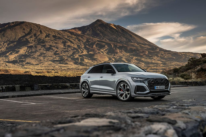 Được lên kế hoạch cập bến các đại lý trong thời gian tới, Audi RS Q8 2020 mới là “trùm cuối” trong dòng sản phẩm crossover hiệu suất cao của Audi, mang trên mình khối động cơ V8 4.0 lít tăng áp kép, sản sinh công suất cực đại 591 mã lực và lượng mô-men xoắn 799 Nm.