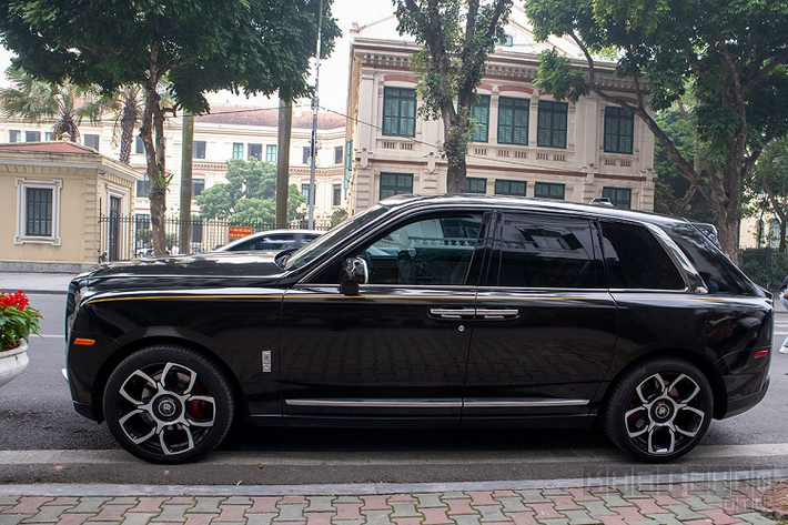 Tuy nhiên, hiện vẫn chưa có bất cứ chiếc Rolls-Royce Cullinan Black Badge nguyên bản nào xuất hiện tại Việt Nam do phiên bản đặc biệt này mới chỉ ra mắt toàn cầu hồi tháng 11/2019. Phong cách Black Badge đã từng được hãng xe Anh quốc áp dụng trên dòng Ghost, Wraith và Dawn nhưng Cullinan mới nên gói trang bị này "sinh sau đẻ muộn".