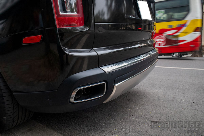 Ngoài những thay đổi trên, chiếc Rolls-Royce Cullinan độ phong cách Black Badge vẫn được giữ nguyên thiết kế cơ bản. Theo đó, xe có số đo "3 vòng" chiều Dài x Rộng x Cao lần lượt là 5.341 x 2.164 x 1.835 (mm), chiều dài cơ sở đạt 3.295mm, trọng lượng không tải 2.660kg.