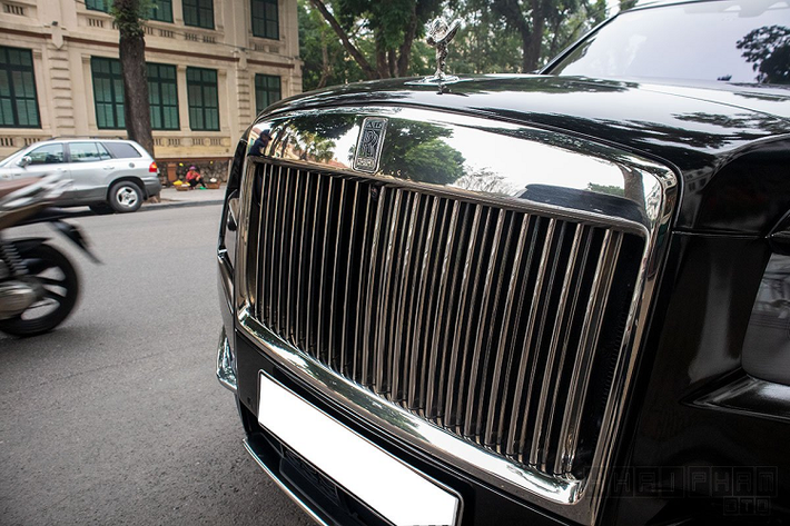 Chính vì chưa thể sở hữu Rolls-Royce Cullinan Black Badge nguyên bản nên để tạo phong cách khác biệt cho chiếc xe của mình, chủ nhân đã thay "áo mới" cho Rolls-Royce Cullinan. Được biết, chiếc SUV Rolls-Royce Cullinan được độ lại phong cách Black Badge có màu ngoại thất Trắng nguyên bản và là chiếc Cullinan đầu tiên về nước hồi tháng 5/2019.