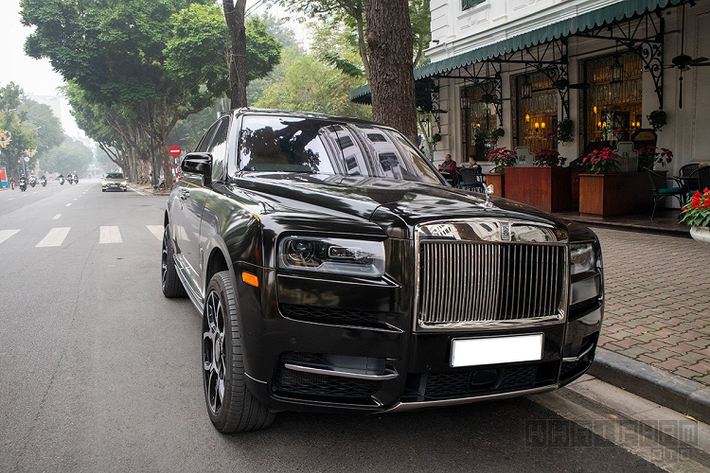SUV siêu sang Rolls-Royce Cullinan đã không còn quá xa lạ với giới chơi xe tại Việt Nam, hiện nay đã có tương đối nhiều xe thuộc sở hữu của các đại gia tại nước ta. Mẫu SUV siêu sang này có nhiều màu ngoại thất rất đặc biệt và Black Badge là một trong những phong cách ngoại hình riêng biệt của dòng xe này.