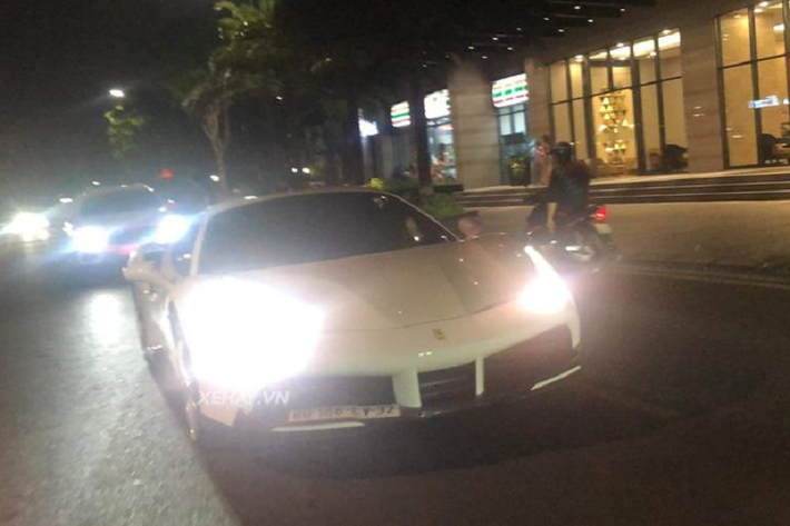 Siêu xe Ferrari 488 Spider này có biệt danh là "hoàng tử bạch mã", được đưa về nước hồi năm 2017 và từng có "hộ tịch" tại tỉnh Bình Phước. Về diện mạo, chiếc 488 Spider này khoác trên mình bộ cánh trắng muốt nổi bật, đi kèm với đó là hệ thống đèn chiếu sáng công nghệ Full-Led hiện đại và nổi bật hơn hẳn so với "đàn anh" 458 Italia.