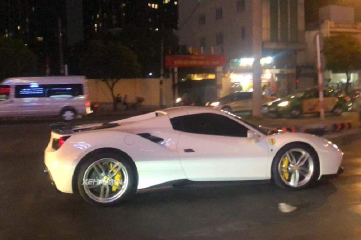 Điểm khác biệt rõ rệt nhất giữa Ferrari 488 Spider và Coupe là việc Spider đã không còn tấm mui cứng trên đỉnh nữa, thay vào đó là phần mui vải mềm có thể đóng / mở trong 14 giây bằng một nút bấm đặc biệt. Ngoài ra, phần nắp động cơ của 488 Spider cũng không còn trong suốt nữa, nó đã được thiết kế lại và che giấu toàn bộ động cơ bên dưới.