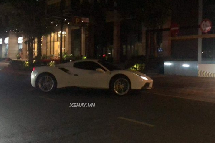 Về cơ bản, Ferrari 488 Spider gần như tương đồng với bản Coupe về mọi mặt từ thiết kế tổng thể cho tới nội thất và hệ truyền động.