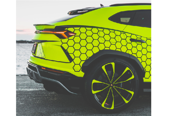 Chia sẻ với CarPassion, anh Long cho biết lớp decal xanh neon này được thiết kế và lấy cảm hứng với những họa tiết trên thân xe từ chính đôi dép tổ ong rất phổ biến tại Việt Nam, anh còn cho biết thêm ý tưởng về mẫu thiết kế này nhằm mục đích nhắc nhở bản thân rằng : “Ở đâu cũng luôn nhớ về nguồn cội của mình”.