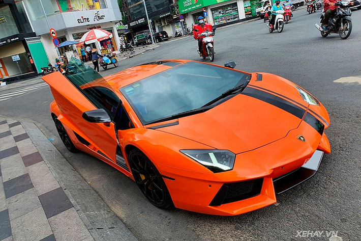 Siêu phẩm Lamborghini Aventador LP700-4 trong bài viết nguyên bản có màu sơn trắng mờ và được đưa về Việt Nam cách đây một thời gian. Bên cạnh vẻ đẹp vốn có, siêu phẩm nước Ý còn được chủ nhân độ thêm một số trang bị khủng như hệ thống ống xả Volvano, đường dán chỉ đen trên thên xe và "bộ cánh" màu cam nổi bật.