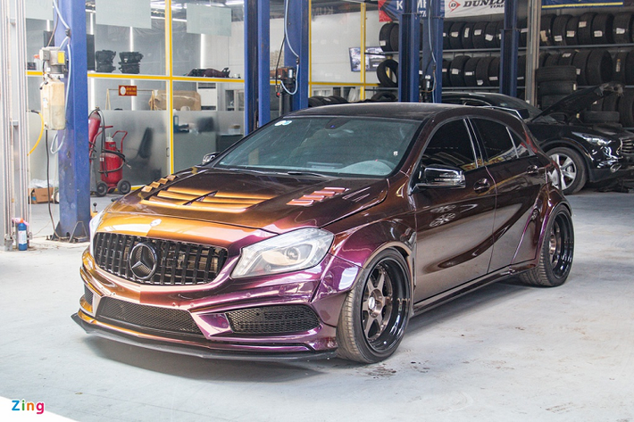 Dù không quá phổ biến tại Việt Nam như C-Class hay E-Class, nhưng mẫu xe sang Mercedes-Benz A-Class vẫn được nhiều người biết đến nhờ kiểu dáng hatchback thể thao. Không chỉ A-Class tiêu chuẩn, phiên bản hiệu năng cao Mercedes-AMG A 45 cũng thu hút được rất nhiều sự quan tâm của khách hàng Việt.