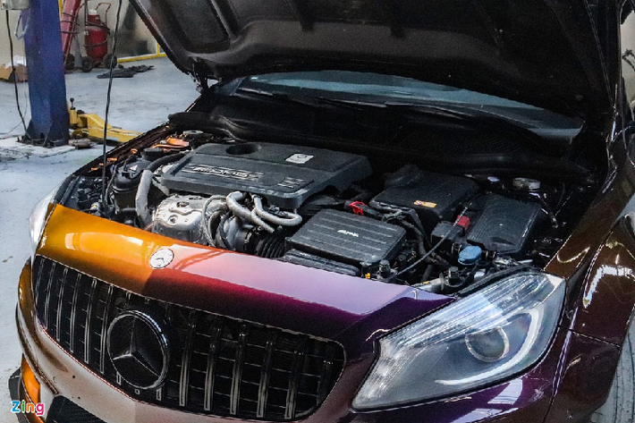 Nguyên bản, Mercedes-AMG A 45 độ màu sơn này được trang bị động cơ tăng áp 4 xi-lanh thẳng hàng, dung tích 2.0L, sản sinh công suất 376 mã lực và mô-men xoắn 475 Nm. Xe đi kèm hộp số ly hợp kép 7 cấp AMG Speedshift DCT và hệ dẫn động 4 bánh 4MATIC.