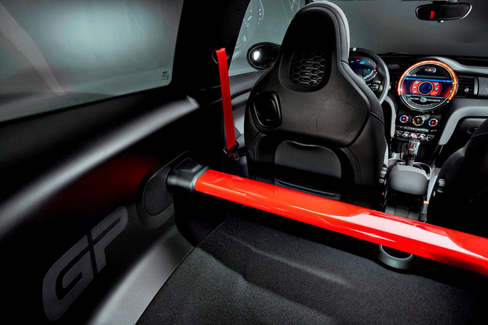 So với mức tiêu thụ nhiên liệu của Honda Civic Type R với mức tiêu thụ nhiên liệu 10,7 lít/100km cho việc vận hành trong thành phố và 8,4 lít trên cao tốc hay Hyundai Veloster N, Mini JCW chiến thắng rõ rệt.