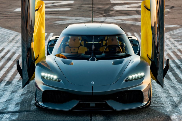 Chiếc mega-GT của Koenigsegg sở hữu thiết kế lấy cảm hứng từ Koenigsegg CC, cùng với đó là những đường nét hiện đại của Jesko kết hợp cùng những chi tiết từ máy bay chiến đấu. Chiếc xe sở hữu chiều dài cơ sở lên đến hơn 3 mét, tạo nên một không gian nội thất bên trong rộng rãi, thoải mái. Khoang hành lý phía trước và sau có thể đủ để chứa đồ cho cả bốn hành khách trên xe.