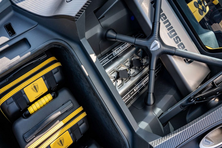 Kết quả của việc này là lực ép tạo ra khi Koenigsegg Jesko Absolut mới tạo ra khi hoạt động ở tốc độ cao giảm từ 1.400 kg xuống còn 150 kg. Cánh gió lớn được loại bỏ, thay vào đó hai cánh vây nhỏ giúp tăng sự ổn định khi xe di chuyển ở tốc độ cao. Phần thân xe cũng được làm lớn hơn và kéo dài hơn 85 mm so với Koenigsegg Jesko. Những nâng cấp này được Koenigsegg kì vọng sẽ giúp chiếc xe đạt tốc độ hơn 500 km/h và xô đổ kỷ lục của Bugatti.