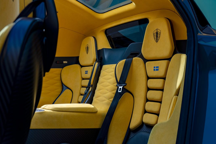 Khách hàng khi đặt mua Koenigsegg Jesko có thể lựa chọn một trong hai cấu hình Jesko thông thường và cấu hình Jesko Absolut. 125 chiếc Jesko sẽ được Koenigsegg chế tạo, giá bán của chúng sẽ ở mức 2,8 triệu USD và tất cả hiện đã có chủ.