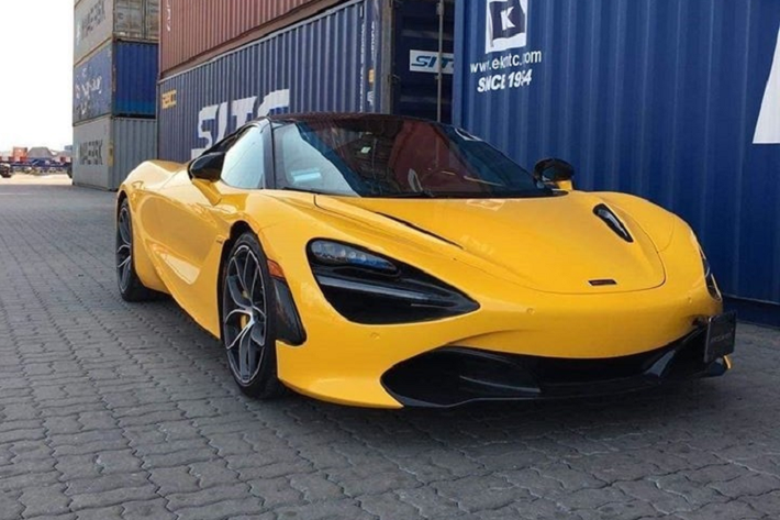 Trước đó, thông tin người rao bán chiếc siêu xe mui trần McLaren 720S Spider màu vàng độc nhất Việt Nam cho biết, các đại gia Việt cần phải chi ra hầu bao hơn 23 tỷ đồng để mang siêu xe này về garage. Hiện tình trạng của xe là chưa lăn bánh cũng như đổ xăng tại Việt Nam.