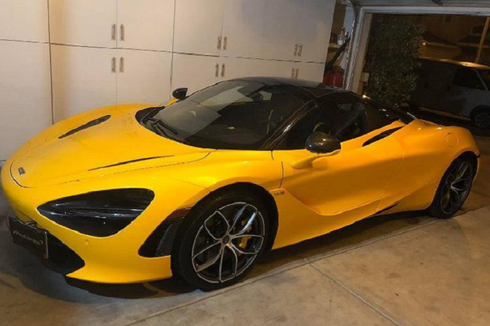 Xe từng có giá rao bán hơn 23 tỷ đồng.Siêu xe mui trần McLaren 720S Spider mới được thông quan sở hữu ngoại thất sơn màu vàng óng ả, tương tự như màu sơn của chiếc McLaren 650S Spider đang nằm trong garage của gia đình Phan Thành.