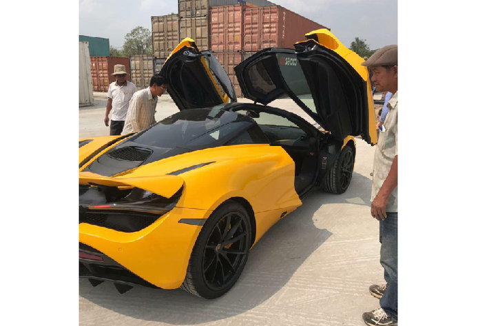 Ngoài bộ áo màu vàng, chiếc siêu xe mui trần McLaren 720S Spider này còn có nhiều chi tiết bằng carbon ở ngoại thất để tạo điểm nhấn cũng như mang đến trọng lượng nhẹ hơn cho xe. Chưa hết, bên trong khoang lái chiếc siêu xe mui trần McLaren 720S Spider màu vàng độc nhất Việt Nam còn được bọc da cao cấp màu đen với các sọc vàng tạo điểm nhấn và cả sợi carbon.
