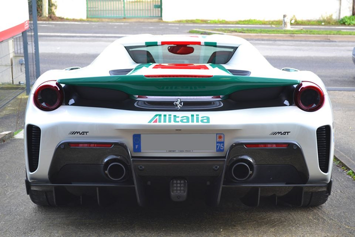 Chiếc Ferrari 488 Pista Spider này được thiết kế với màu trắng chủ đạo cùng họa tiết tương tự như trên mẫu Lancia Stratos Alitalia. Dọc thân xe là những đường màu xanh – đỏ kết hợp hài hòa cùng các decal logo thương hiệu như hãng lốp Pirelli. Ngoài ra, logo Alitalia còn được trang bị xung quanh chiếc xe, nổi bật nhất chính là logo của hãng ở hai bên thân xe được thiết kế với khổ lớn.
