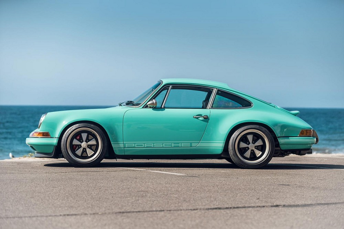 Chiếc Porsche 911 Malibu 1991, đã được độ và tưởng tượng lại bởi công ty Singer trong năm 2016 và là chiếc 911 cổ điển thứ 71 được phục chế và độ từ Singer. Nó mới chỉ đi được 2.574 km kể từ lúc “biến hình” và hoàn thiện trong một sắc xanh đặc biệt gọi là Mintarrini. Ngoại thất của xe cũng có tô điểm nhẹ nhàng hàng chữ Porsche màu trắng ở bên sườn và trang bị một bộ la-zăng kiểu Fuchs cổ điển.