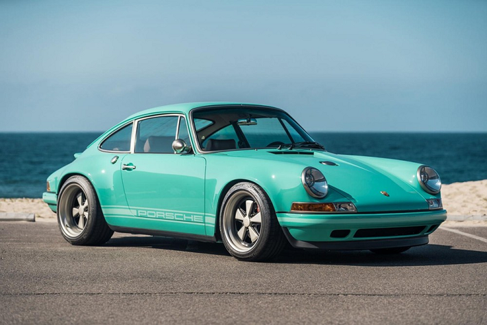 Những chiếc Porsche 911 cổ điển thường có giá rất đắt, bao gồm cả những chiếc trải qua một quá trình phục chế và độ lại công phu. Mới đây, một chiếc Porsche 911 Reimagined by Singer 1991 tuyệt đẹp đang được chào bán thông qua RM Sotheby’s với cái giá 875.000 USD (hơn 20 tỷ đồng). Porsche 911 Reimagined by Singer 1991 là một chiếc xe phục chế/độ vô cùng tinh vi và đắt giá